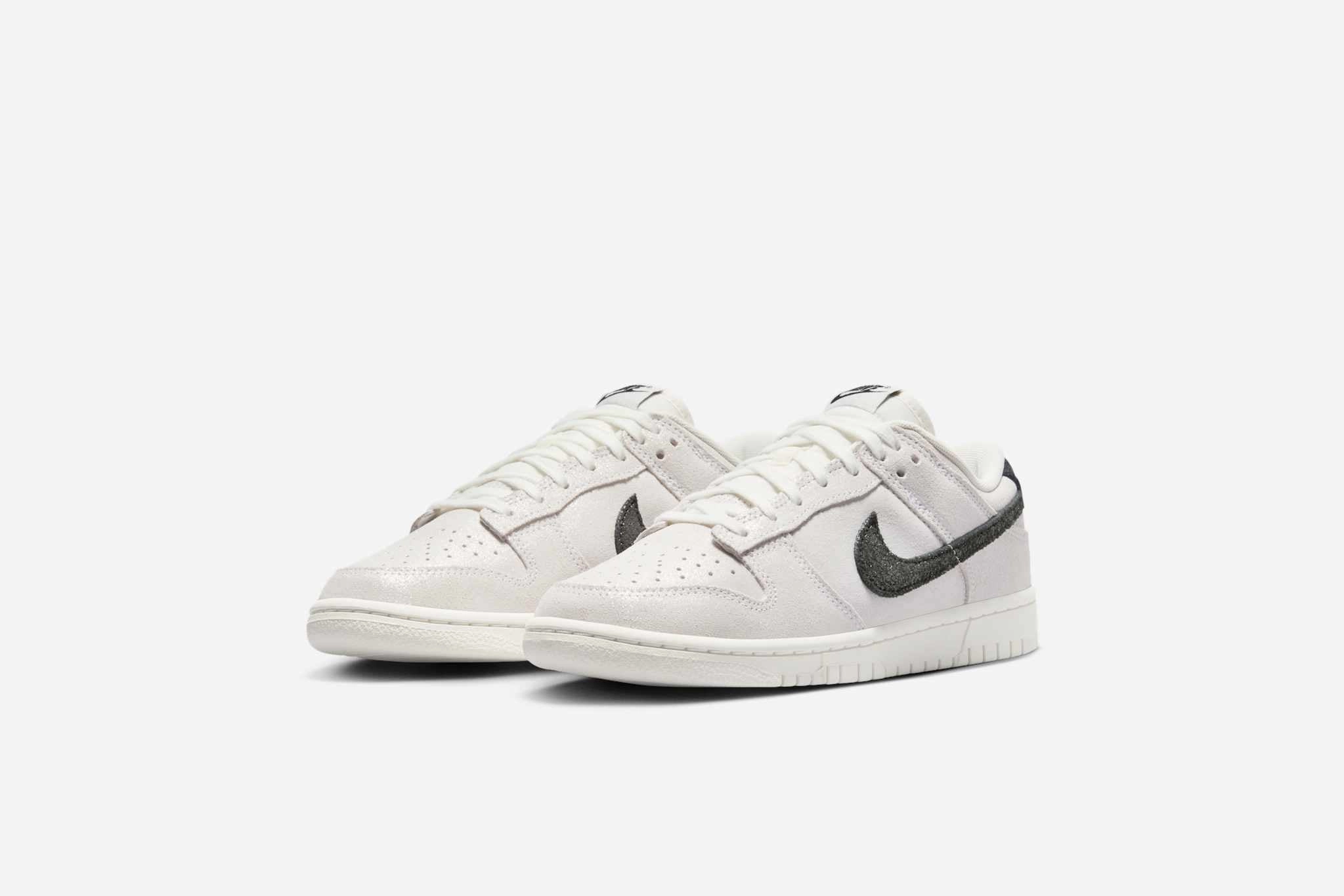 Nike "Dunk Low SE" W - White / Black / Team Red Nike Tiempo Turf Shoes