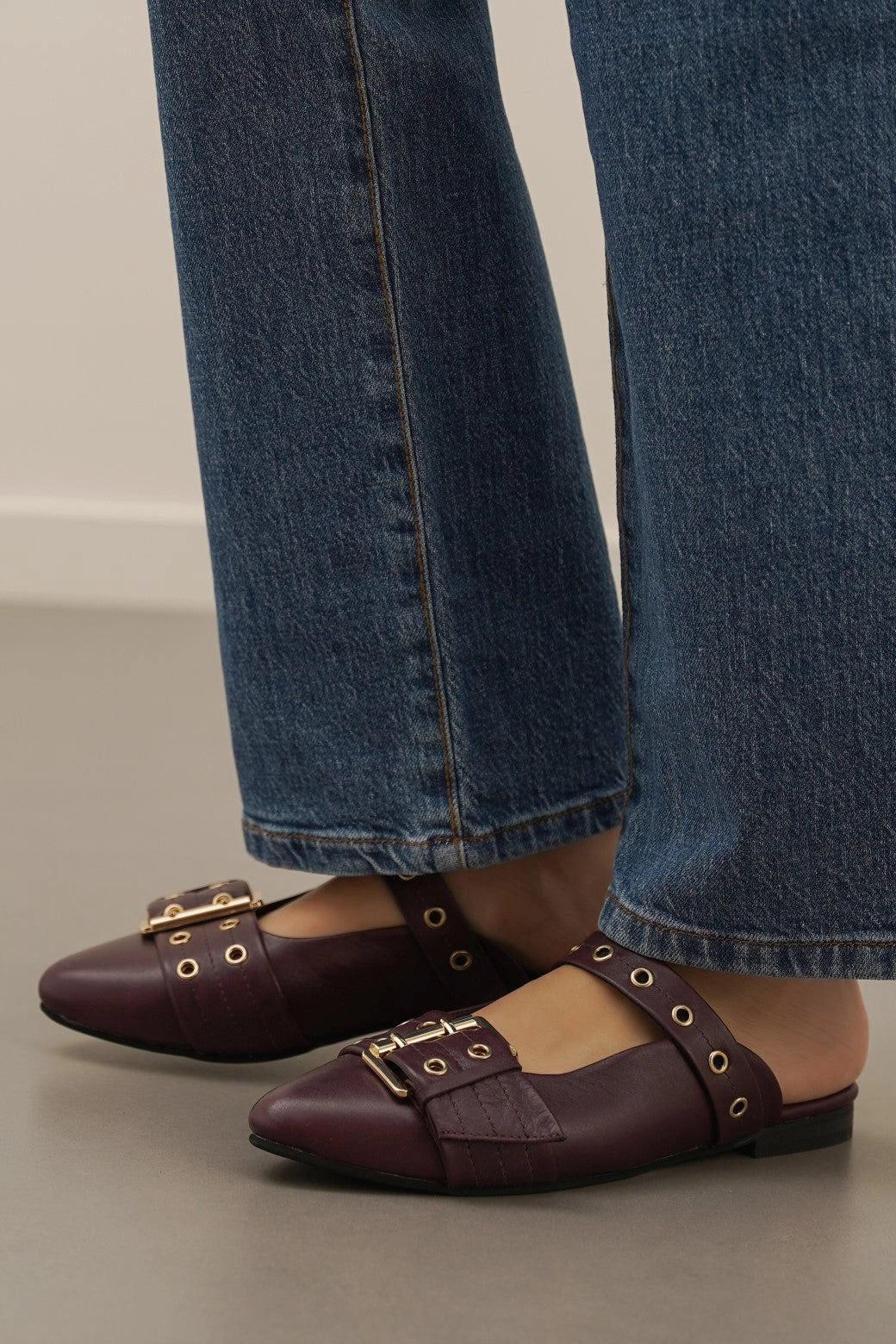 STATEMENT LEATHER MULES Slide Mules