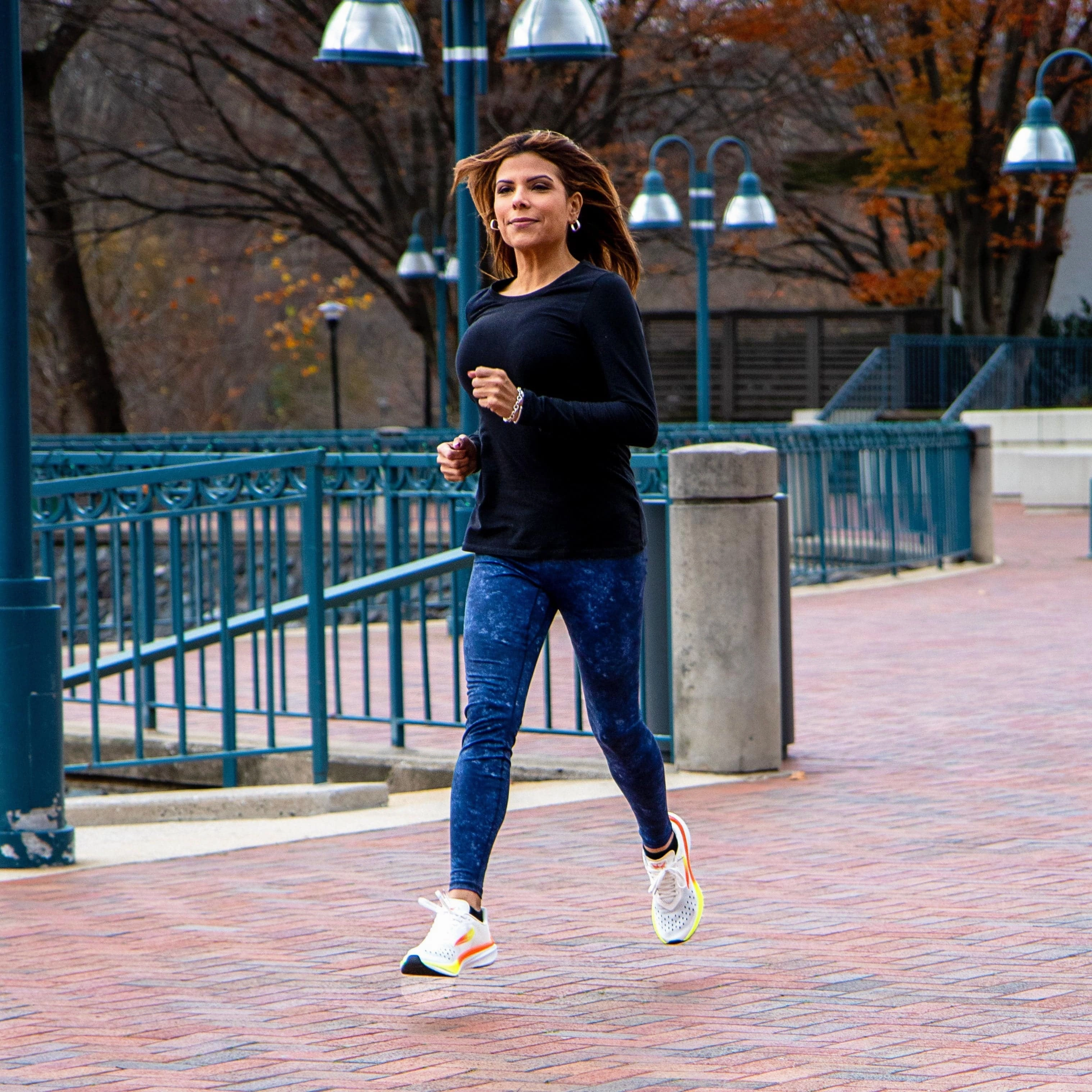 Running Shoes Used APUS White Women Running Shoe