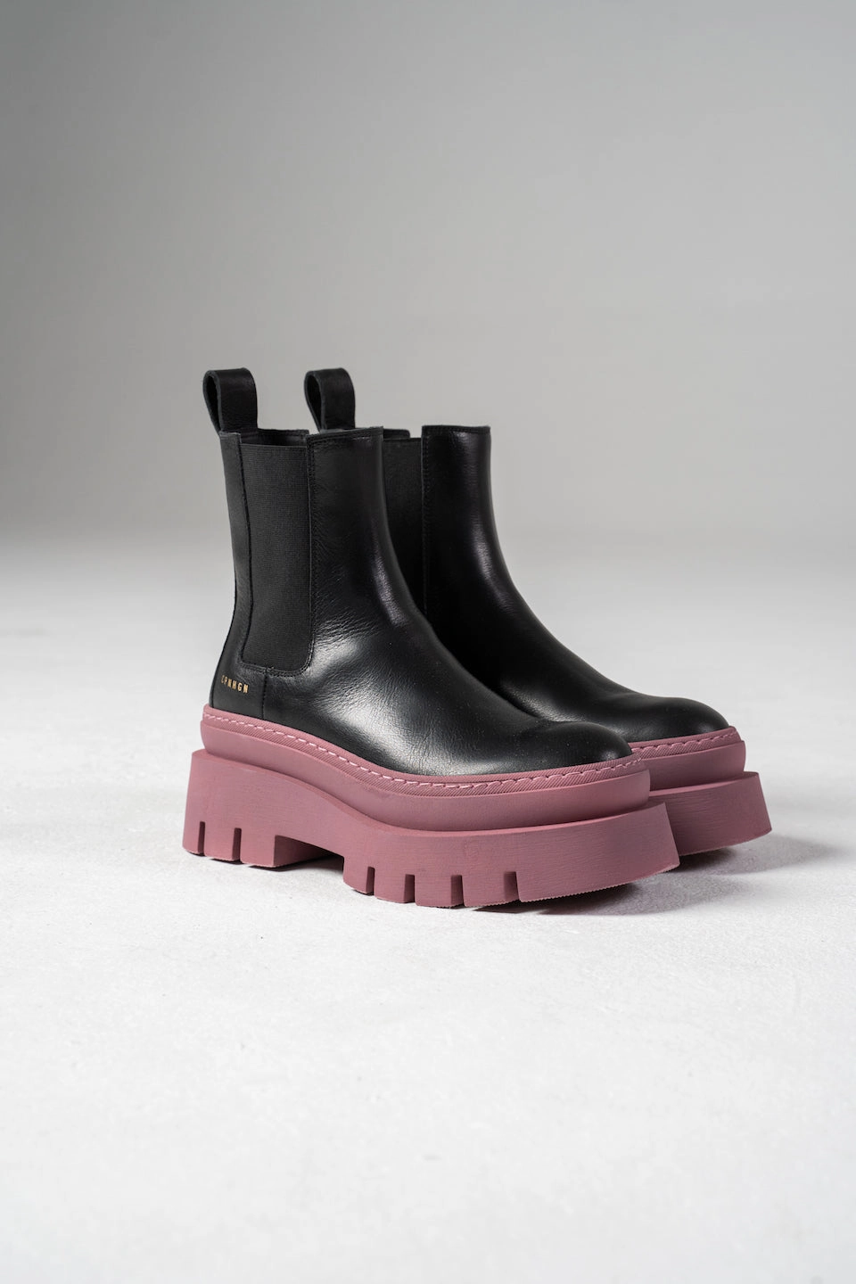 Pointer Chelsea Boots Vitello Black Fuchsia Chelsea Boots
